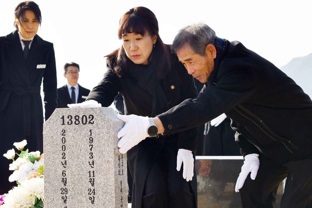 보훈차관, 제2연평해전·연평도포격전 전사자묘역 참배