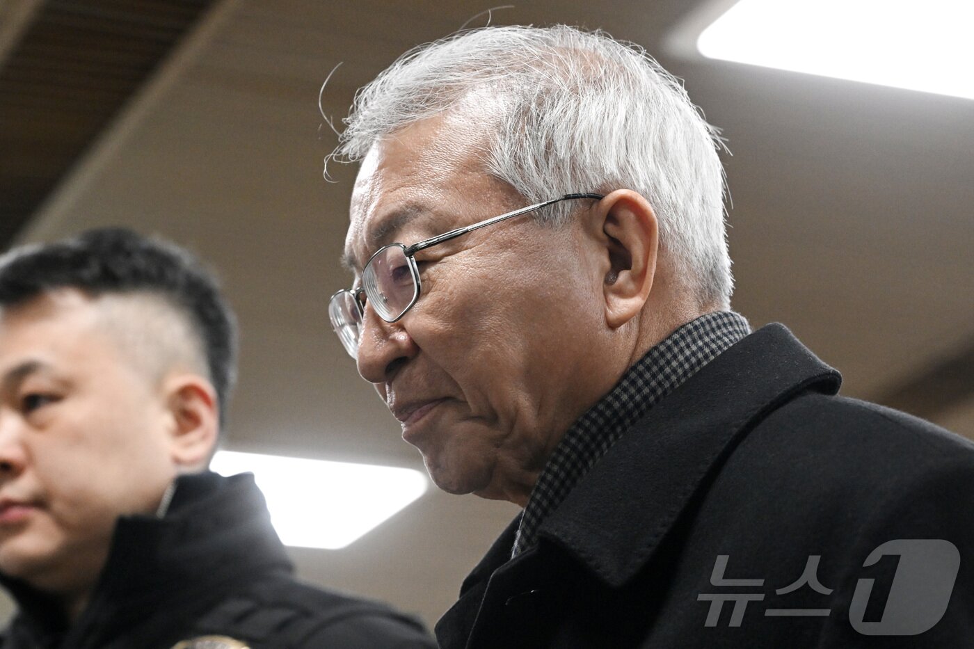 본문 이미지 - '사법농단' 의혹을 받는 양승태 전 대법원장이 30일 서울 서초구 서울고등법원에서 열린 직권남용 권리 행사 방해 혐의 2심 선고 공판에 출석하고 있다. (공동취재) 2026.1.30/뉴스1 ⓒ News1 김성진 기자