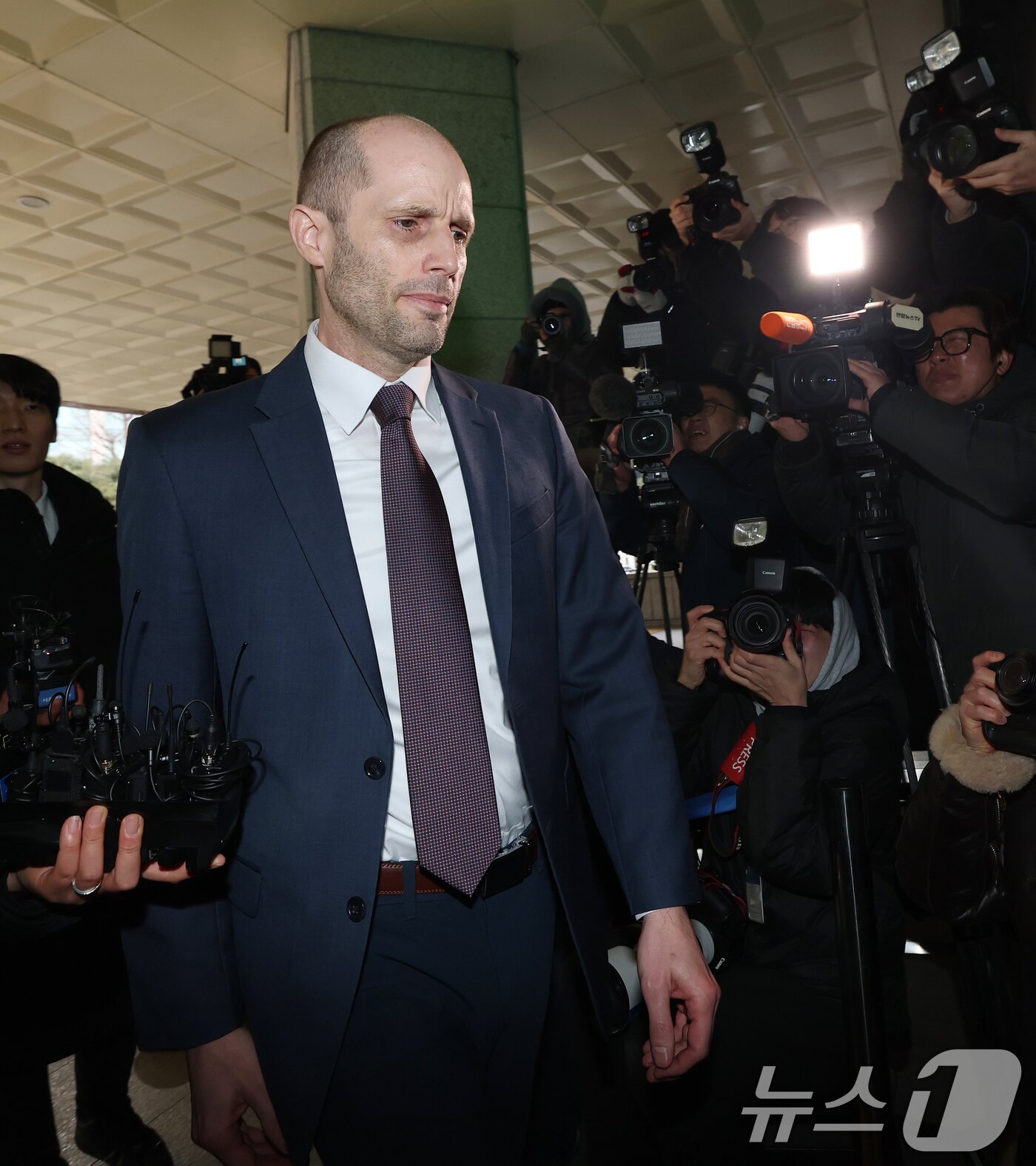 본문 이미지 - 해롤드 로저스 쿠팡 한국법인 임시대표가 30일 오후 서울 종로구 서울경찰청 쿠팡 수사 종합 태스크포스(TF)에서 '셀프 조사' 관련 증거인멸 등 혐의와 관련한 피고발인 조사를 받기 위해 출석하고 있다. 2026.1.30/뉴스1 ⓒ News1 오대일 기자