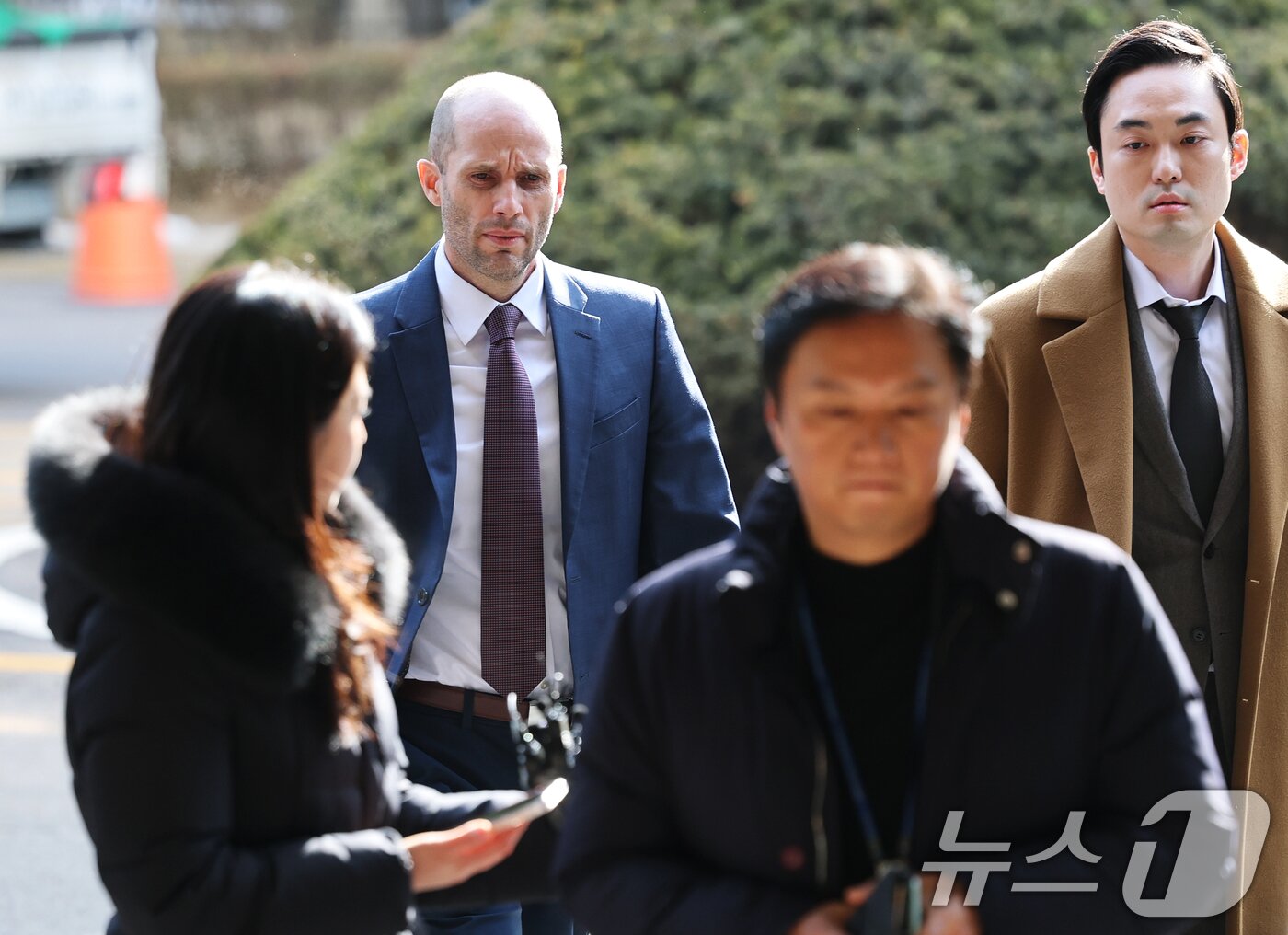 본문 이미지 - 해롤드 로저스 쿠팡 한국법인 임시대표가 30일 오후 서울 종로구 서울경찰청 쿠팡 수사 종합 태스크포스(TF)에서 '셀프 조사' 관련 증거인멸 등 혐의와 관련한 피고발인 조사를 받기 위해 출석하고 있다.  ⓒ News1 오대일 기자