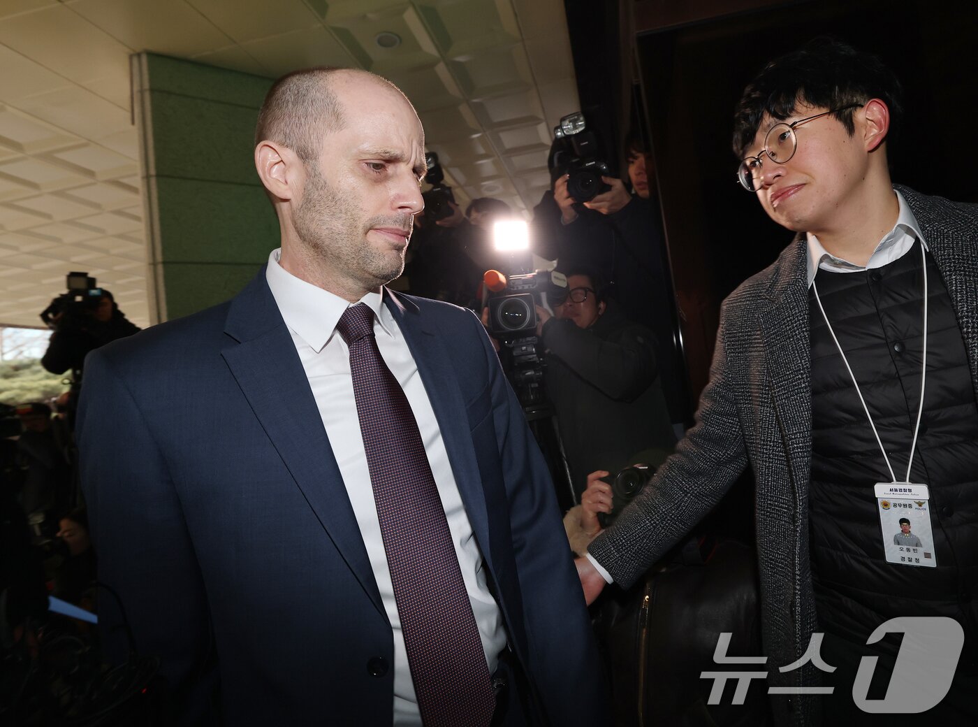 본문 이미지 - 해롤드 로저스 쿠팡 한국법인 임시대표가 30일 오후 서울 종로구 서울경찰청 쿠팡 수사 종합 태스크포스(TF)에서 '셀프 조사' 관련 증거인멸 등 혐의와 관련한 피고발인 조사를 받기 위해 출석하고 있다. ⓒ News1 오대일 기자