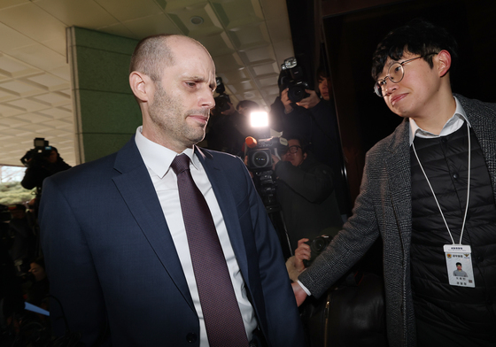 경찰 출석한 쿠팡 로저스 대표…정보 유출 범위 논란 해명할까