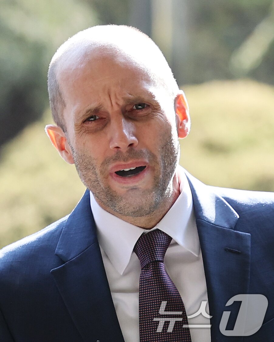 본문 이미지 - 해롤드 로저스 쿠팡 한국법인 임시대표가 30일 오후 서울 종로구 서울경찰청 쿠팡 수사 종합 태스크포스(TF)에서 '셀프 조사' 관련 증거인멸 등 혐의와 관련한 피고발인 조사를 받기 위해 출석하며 심경을 밝히고 있다.  2026.1.30/뉴스1 ⓒ News1 오대일 기자