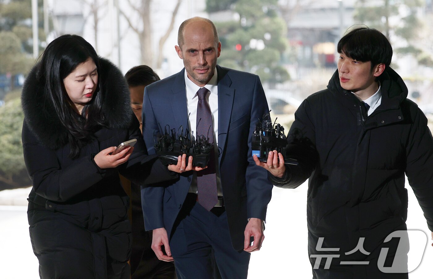 본문 이미지 - 해롤드 로저스 쿠팡 한국법인 임시대표가 30일 오후 서울 종로구 서울경찰청 쿠팡 수사 종합 태스크포스(TF)에서 '셀프 조사' 관련 증거인멸 등 혐의와 관련한 피고발인 조사를 받기 위해 출석하고 있다. 2026.1.30/뉴스1 ⓒ News1 오대일 기자