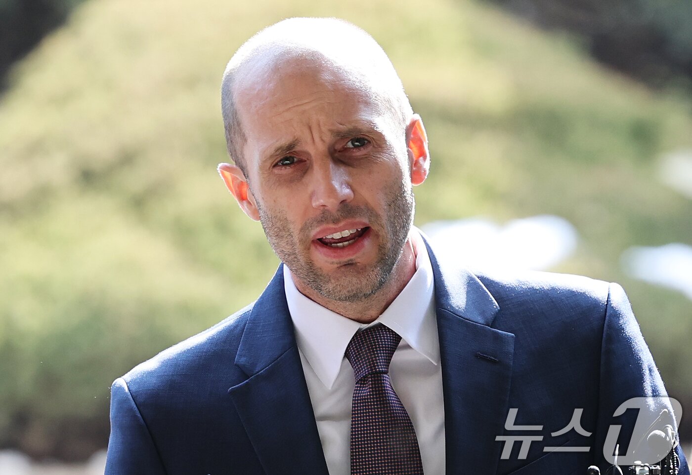 본문 이미지 - 해롤드 로저스 쿠팡 한국법인 임시대표가 30일 오후 서울 종로구 서울경찰청 쿠팡 수사 종합 태스크포스(TF)에서 '셀프 조사' 관련 증거인멸 등 혐의와 관련한 피고발인 조사를 받기 위해 출석하며 심경을 밝히고 있다. 2026.1.30/뉴스1 ⓒ News1 오대일 기자