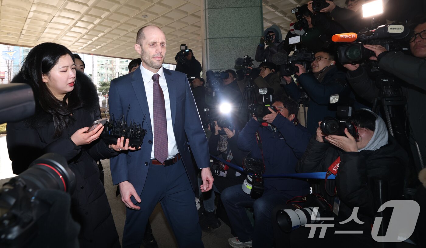 본문 이미지 - 해롤드 로저스 쿠팡 한국법인 임시대표가 30일 오후 서울 종로구 서울경찰청 쿠팡 수사 종합 태스크포스(TF)에서 '셀프 조사' 관련 증거인멸 등 혐의와 관련한 피고발인 조사를 받기 위해 출석하고 있다. ⓒ News1 오대일 기자