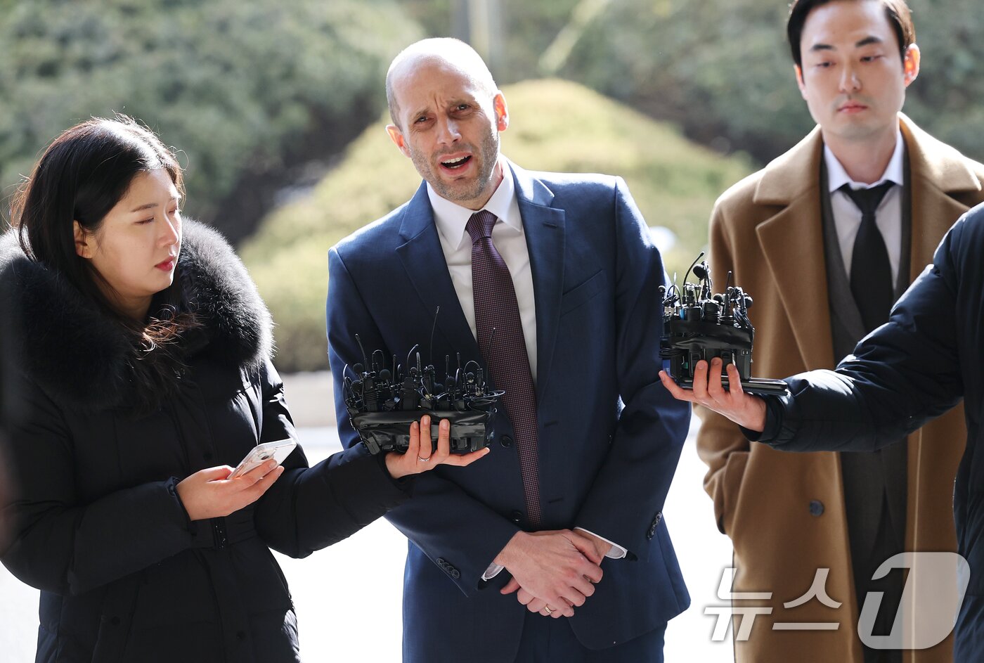 본문 이미지 - 해롤드 로저스 쿠팡 한국법인 임시대표가 30일 오후 서울 종로구 서울경찰청 쿠팡 수사 종합 태스크포스(TF)에서 '셀프 조사' 관련 증거인멸 등 혐의와 관련한 피고발인 조사를 받기 위해 출석하며 심경을 밝히고 있다. 경찰은 두 차례 출석 요구 불응 끝에 소환된 로저스 대표를 상대로 쿠팡 개인정보 유출사태 내부 조사과정에서의 증거인멸 정황, 셀프 조사 발표 경위 등을 집중 확인할 방침이다. 2026.1.30/뉴스1 ⓒ News1 오대일 기자
