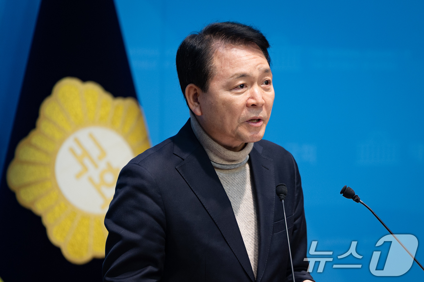 (서울=뉴스1) 유승관 기자 = 성일종 국민의힘 의원이 30일 서울 여의도 국회 소통관에서 더불어민주당이 발의한 충남대전통합특별법 철회를 촉구하고 있다. 2026.1.30/뉴스1