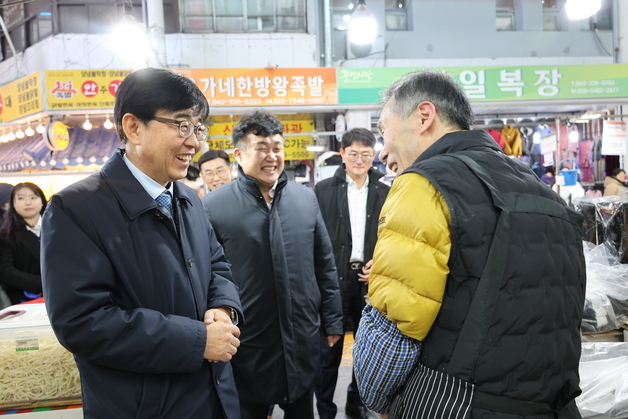 '자영업자 우군' 약속한 인태연…취임 후 첫 행선지는 '전통시장'