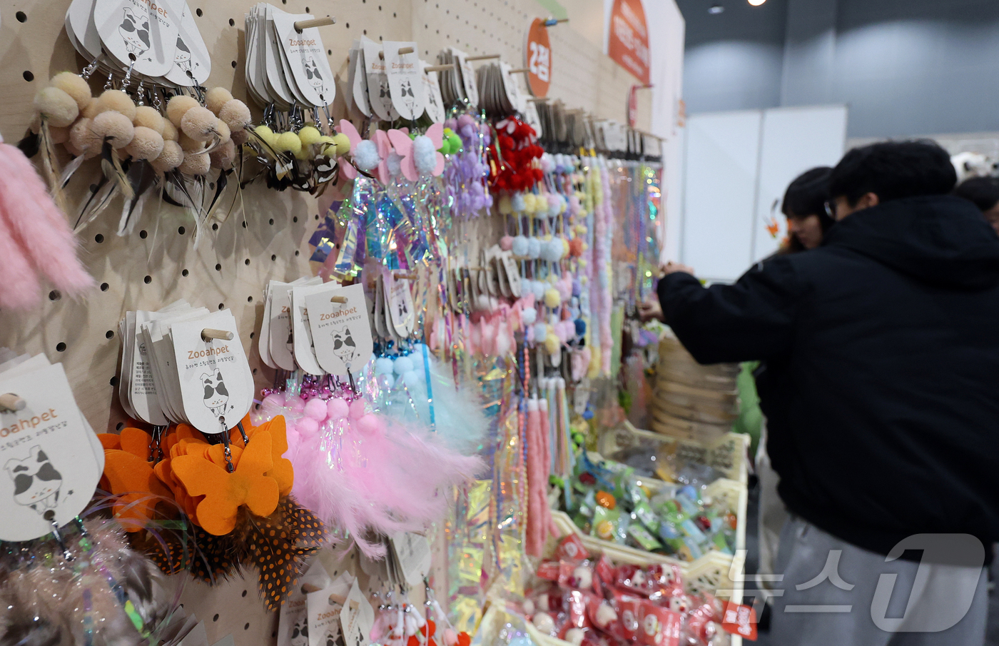 (서울=뉴스1) 김진환 기자 = 30일 오후 서울 강서구 코엑스 마곡에서 열린 ‘2026 냥냥펀치캣쇼 마곡’을 찾은 관람객들이 고양이 용품을 살펴보고 있다. 2026.1.30/뉴스 …