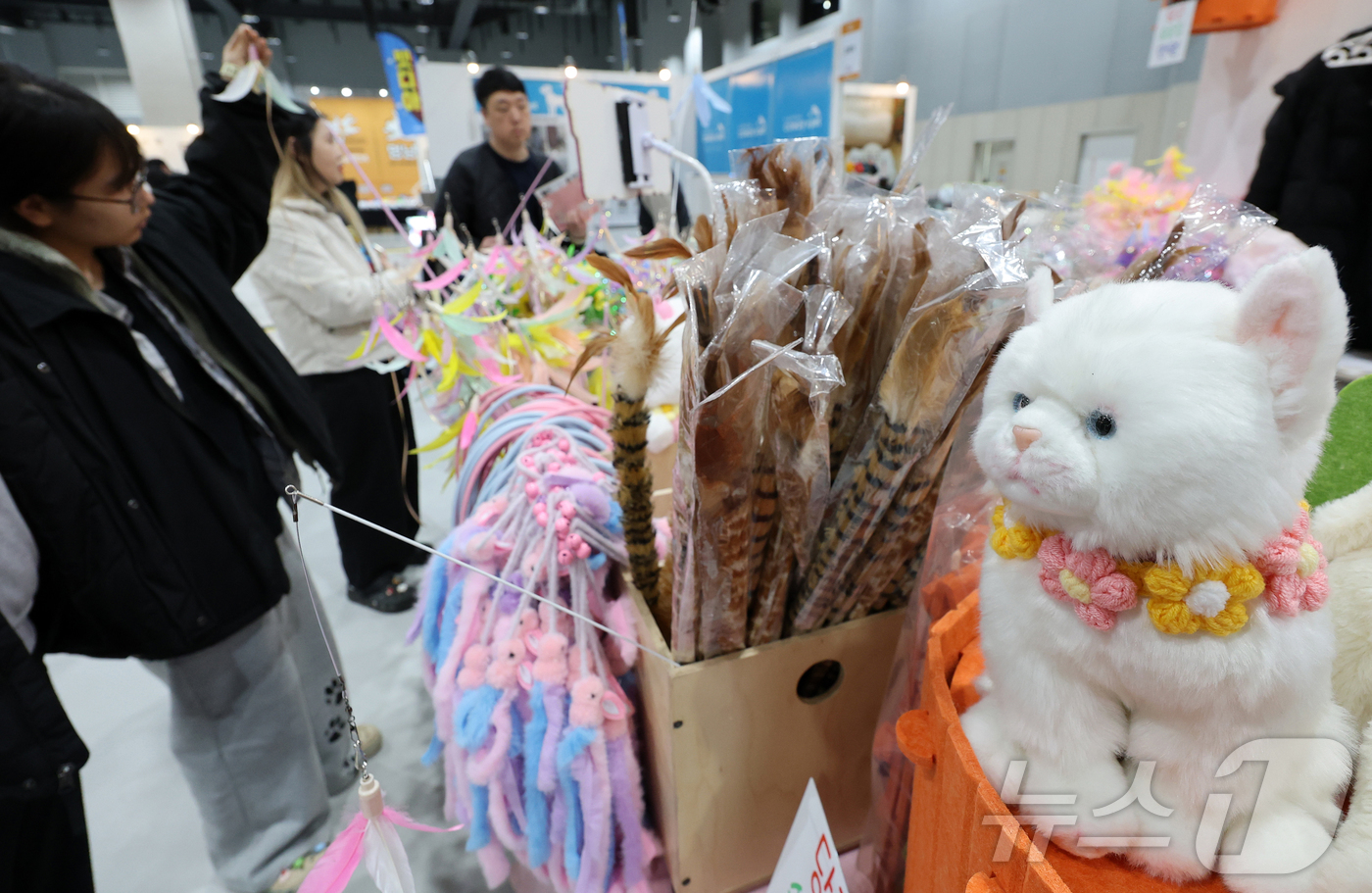 (서울=뉴스1) 김진환 기자 = 30일 오후 서울 강서구 코엑스 마곡에서 열린 ‘2026 냥냥펀치캣쇼 마곡’을 찾은 관람객들이 고양이 용품을 살펴보고 있다. 2026.1.30/뉴스 …