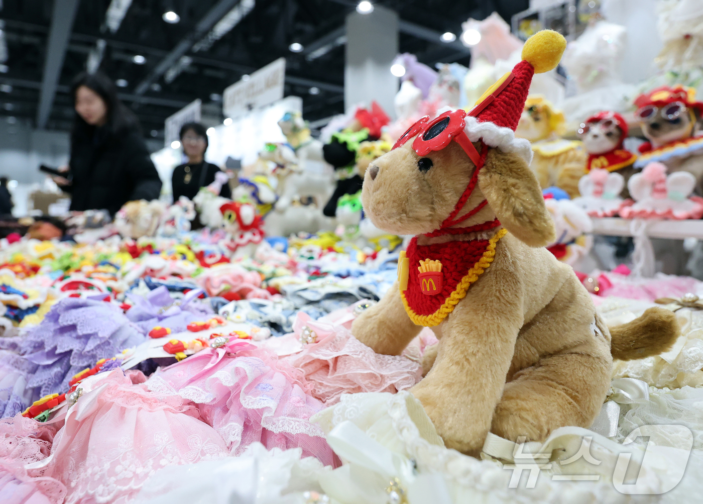 (서울=뉴스1) 김진환 기자 = 30일 오후 서울 강서구 코엑스 마곡에서 열린 ‘2026 냥냥펀치캣쇼 마곡’을 찾은 관람객들이 고양이 용품을 살펴보고 있다. 2026.1.30/뉴스 …