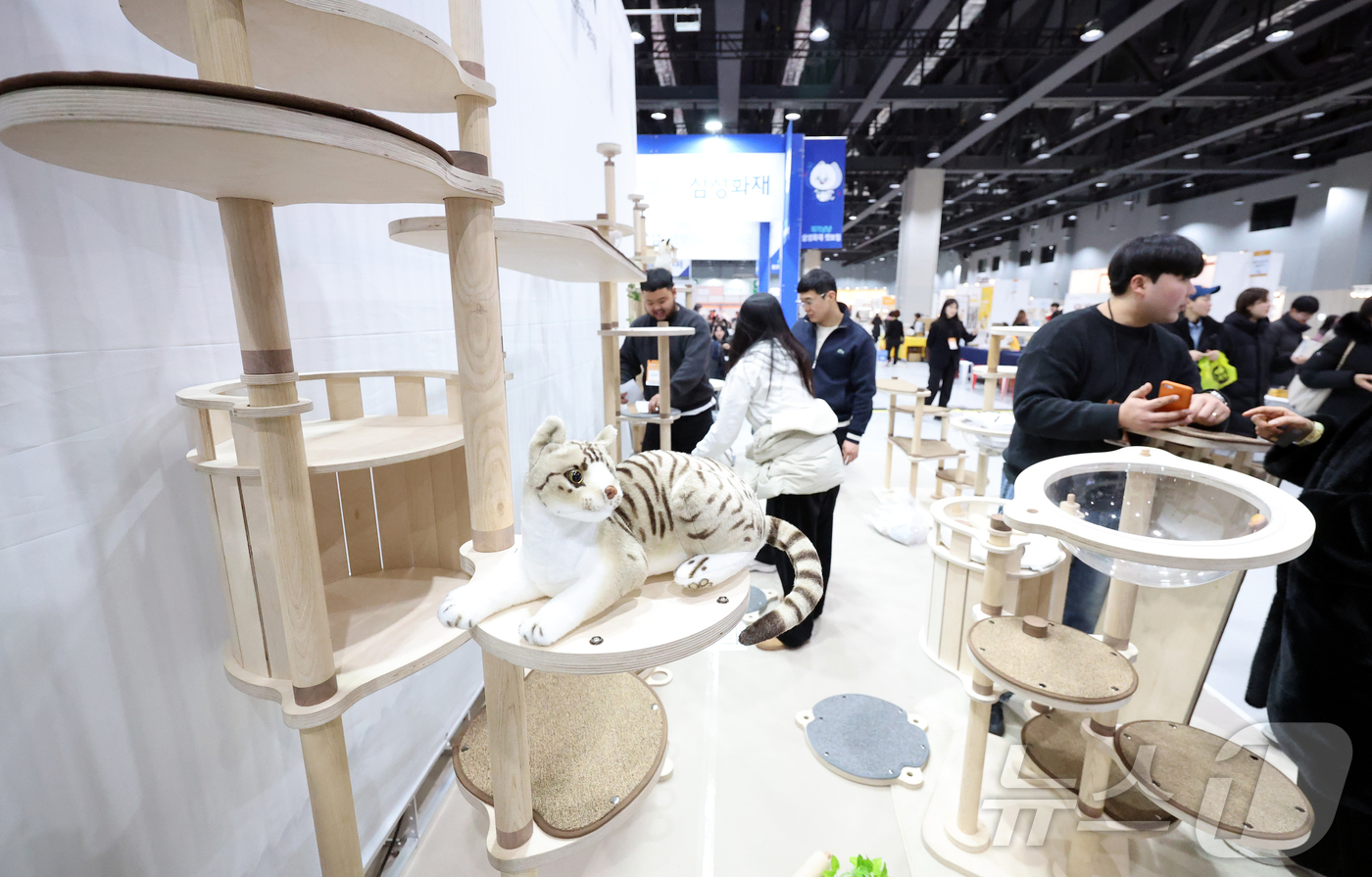 (서울=뉴스1) 김진환 기자 = 30일 오후 서울 강서구 코엑스 마곡에서 열린 ‘2026 냥냥펀치캣쇼 마곡’을 찾은 관람객들이 고양이 용품을 살펴보고 있다. 2026.1.30/뉴스 …