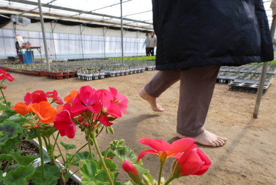 '추위에도 맨발로 걸어요'