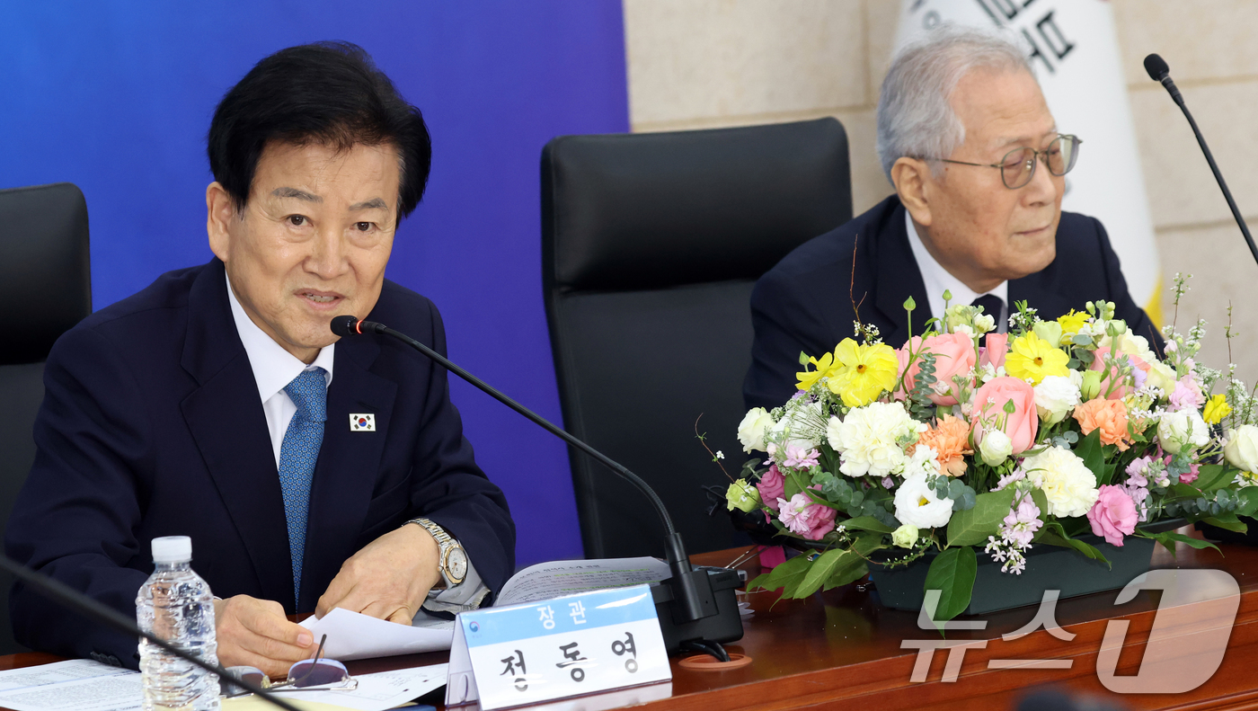 (서울=뉴스1) 김명섭 기자 = 정동영 통일부 장관이 30일 서울 종로구 삼청동 통일부 남북회담본부에서 열린 평화통일고문회의 출범식 및 전체회의에서 발언을 하고 있다. 이날 참석자 …