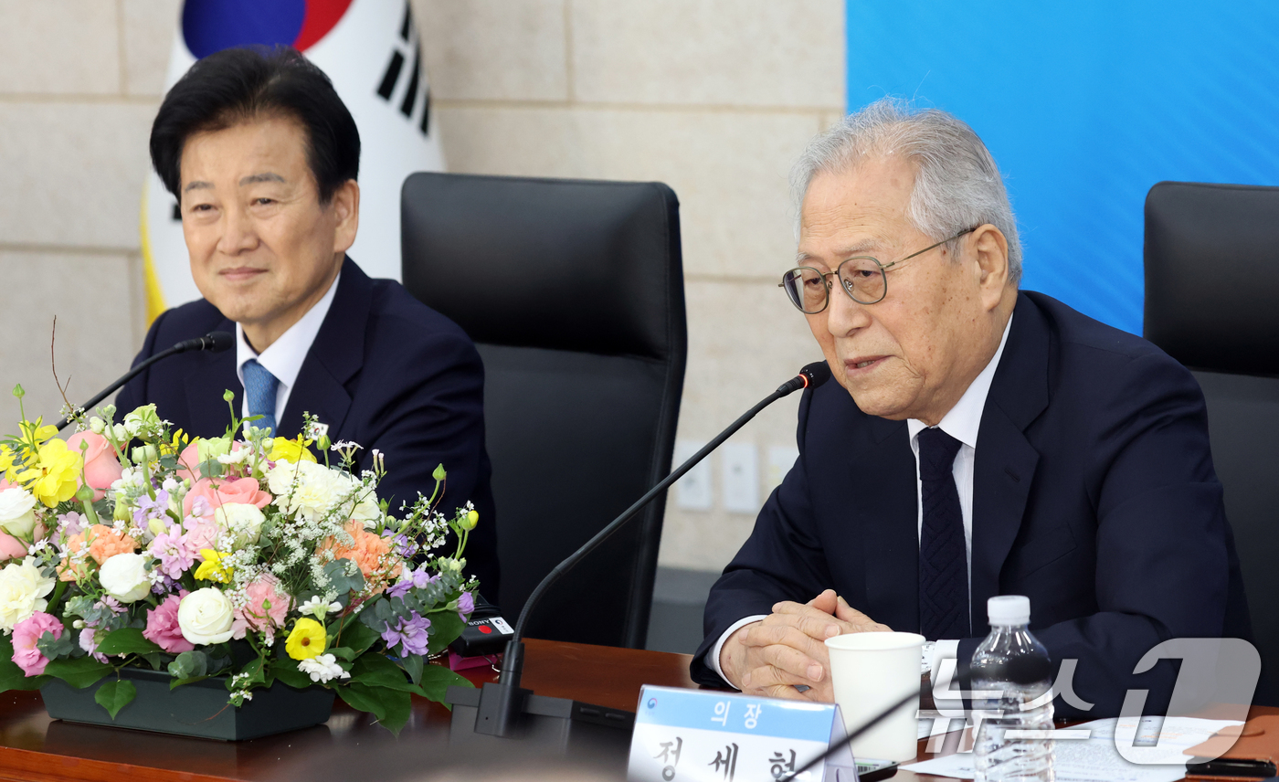 (서울=뉴스1) 김명섭 기자 = 정세현 평화통일고문회의 의장이 30일 서울 종로구 삼청동 통일부 남북회담본부에서 열린 출범식 및 전체회의에서 발언을 하고 있다. 이날 참석자들은 2 …