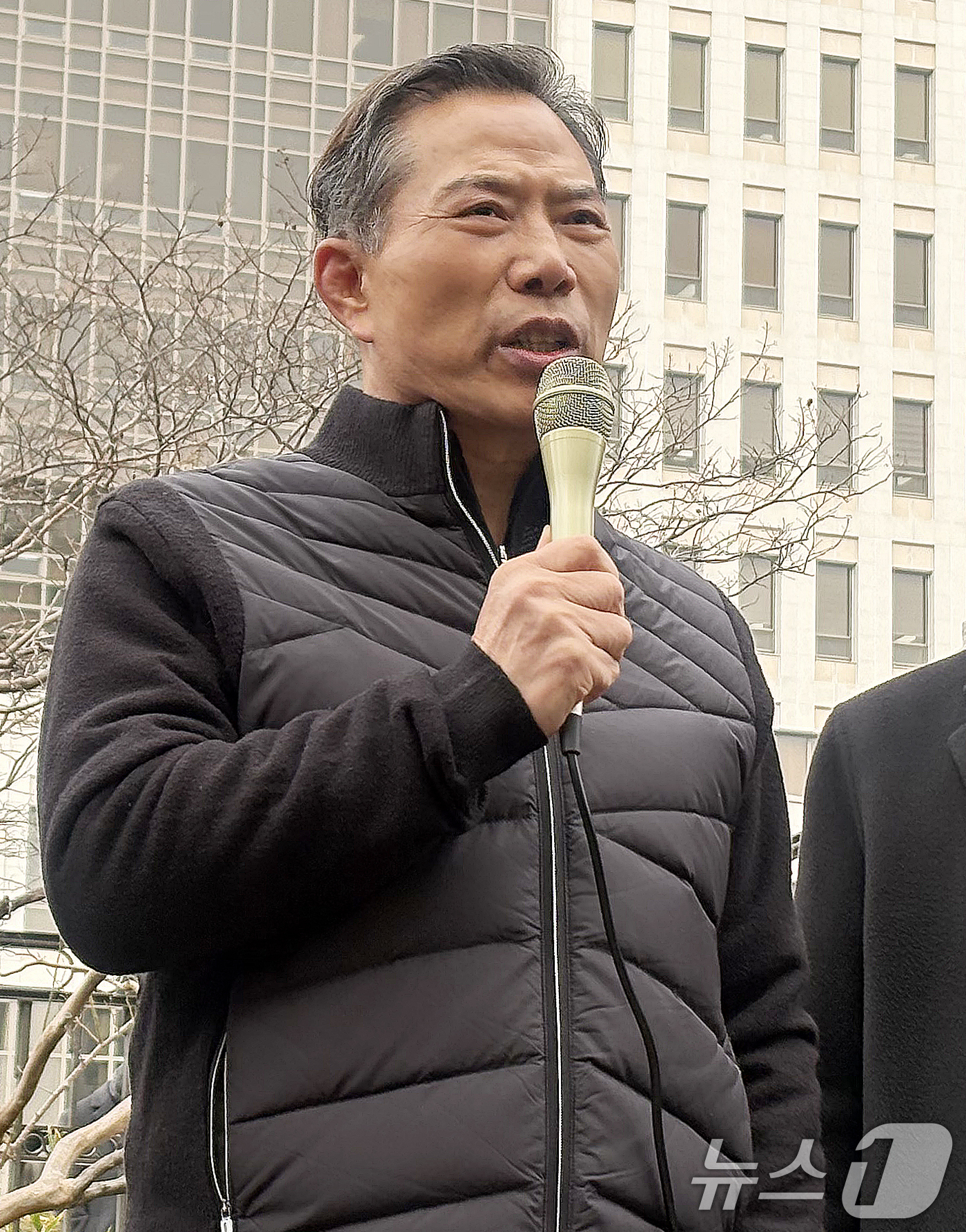 (부산=뉴스1) 장광일 기자 = 공직선거법 위반 혐의로 기소된 손현보 세계로교회 목사가 30일 부산 연제구 부산지법에서 열린 선고공판에서 징역 6개월에 집행유예 1년을 선고받고 풀 …