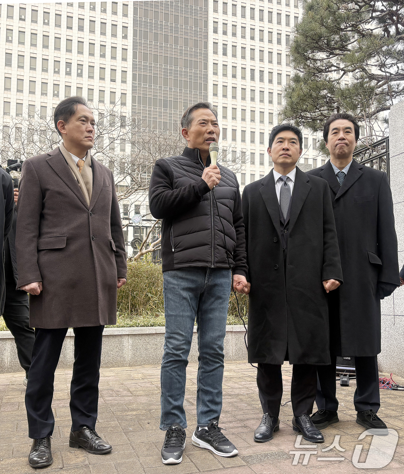 (부산=뉴스1) 장광일 기자 = 공직선거법 위반 혐의로 기소된 손현보 세계로교회 목사가 30일 부산 연제구 부산지법에서 열린 선고공판에서 징역 6개월에 집행유예 1년을 선고받고 풀 …