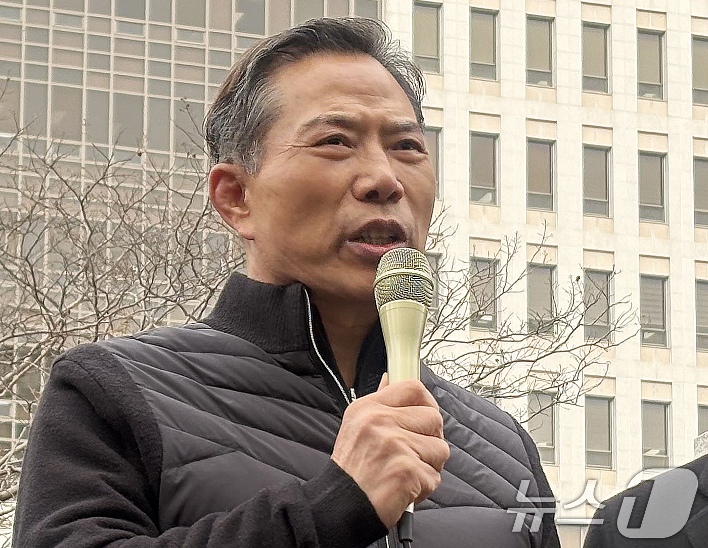 (부산=뉴스1) 장광일 기자 = 공직선거법 위반 혐의로 기소된 손현보 세계로교회 목사가 30일 부산 연제구 부산지법에서 열린 선고공판에서 징역 6개월에 집행유예 1년을 선고받고 풀 …