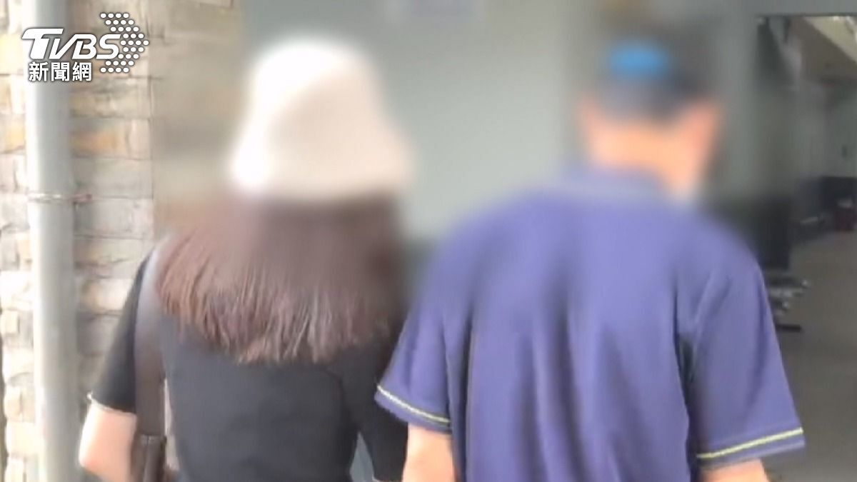 본문 이미지 - 21세 딸을 900여일간 욕실에 감금해 숨지게 한 부모가 기소됐다. 오른쪽은 피해자의 아버지, 왼쪽은 언니. (TVBS 갈무리)