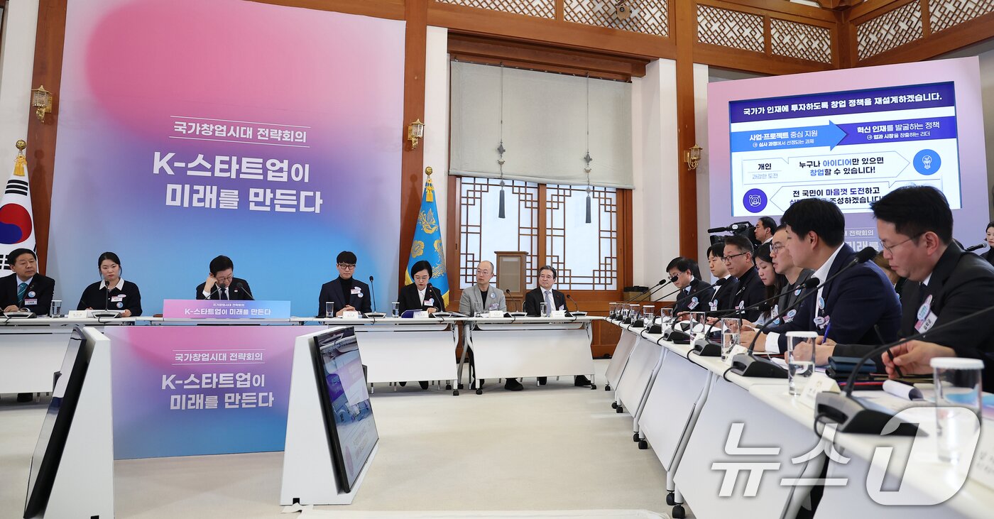 본문 이미지 - 이재명 대통령이 30일 청와대에서 열린 국가창업시대 전략회의 'K-스타트업이 미래를 만든다'에서 참석자의 질문을 경청하고 있다. 2026.1.30/뉴스1 ⓒ News1 허경 기자