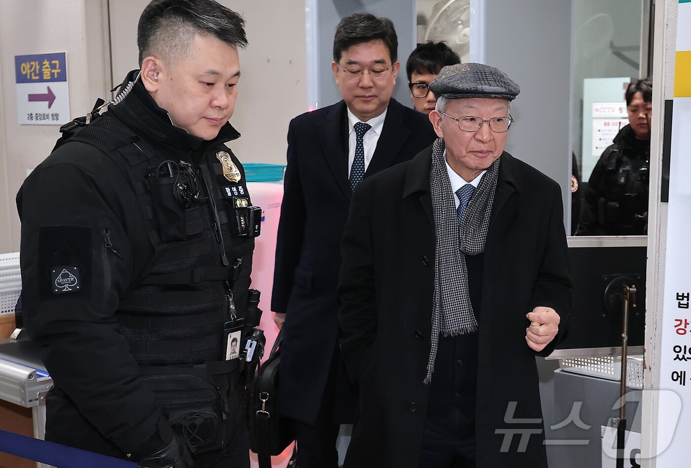 본문 이미지 - 양승태 전 대법원장이 30일 서울 서초구 서울고등법원에서 열린 '사법농단 혐의' 2심 선고 공판에서 징역 6개월에 집행유예 1년을 선고 받은 후 법원 청사를 나서고 있다. 2026.1.30/뉴스1 ⓒ News1 김성진 기자