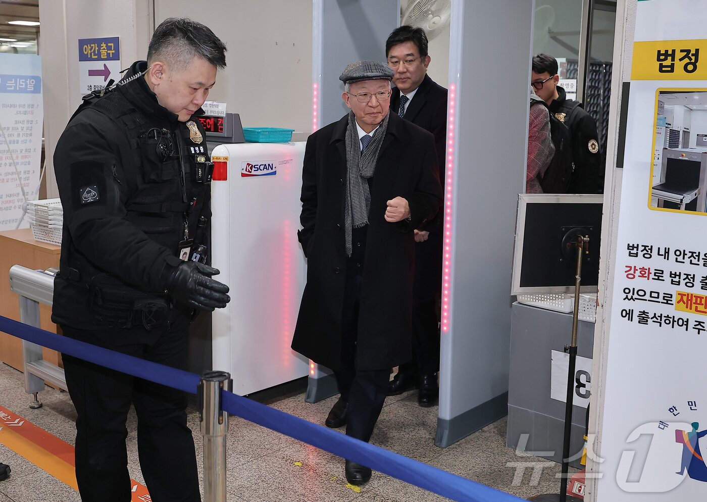 본문 이미지 - 양승태 전 대법원장이 30일 서울 서초구 서울고등법원에서 열린 '사법농단 혐의' 2심 선고 공판에서 징역 6개월에 집행유예 1년을 선고 받은 후 법원 청사를 나서고 있다. 2026.1.30/뉴스1 ⓒ News1 김성진 기자