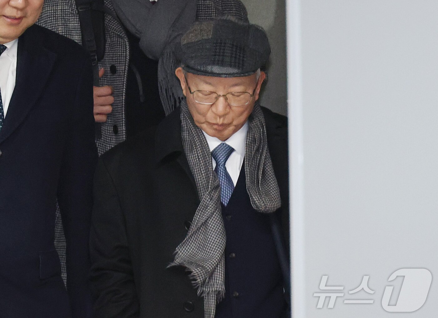 본문 이미지 - 양승태 전 대법원장이 30일 서울 서초구 서울고등법원에서 열린 '사법농단 혐의' 2심 선고 공판에서 징역 6개월에 집행유예 1년을 선고 받은 후 법원 청사를 나서고 있다. (공동취재) 2026.1.30/뉴스1 ⓒ News1 김성진 기자