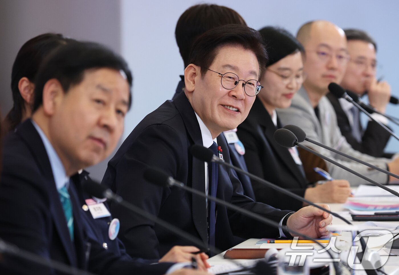 본문 이미지 - 이재명 대통령이 30일 청와대에서 열린 국가창업시대 전략회의 'K-스타트업이 미래를 만든다'에서 참석자의 발언을 경청하고 있다. 2026.1.30/뉴스1 ⓒ News1 허경 기자