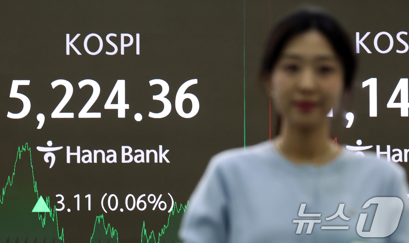 (서울=뉴스1) 김명섭 기자 = 30일 오후 서울 중구 하나은행 딜링룸에 증시 종가가 나타나고 있다. 이날 코스피 지수는 사상 최고치로 전 거래일 대비 3.11(0.06%) 상승한 …