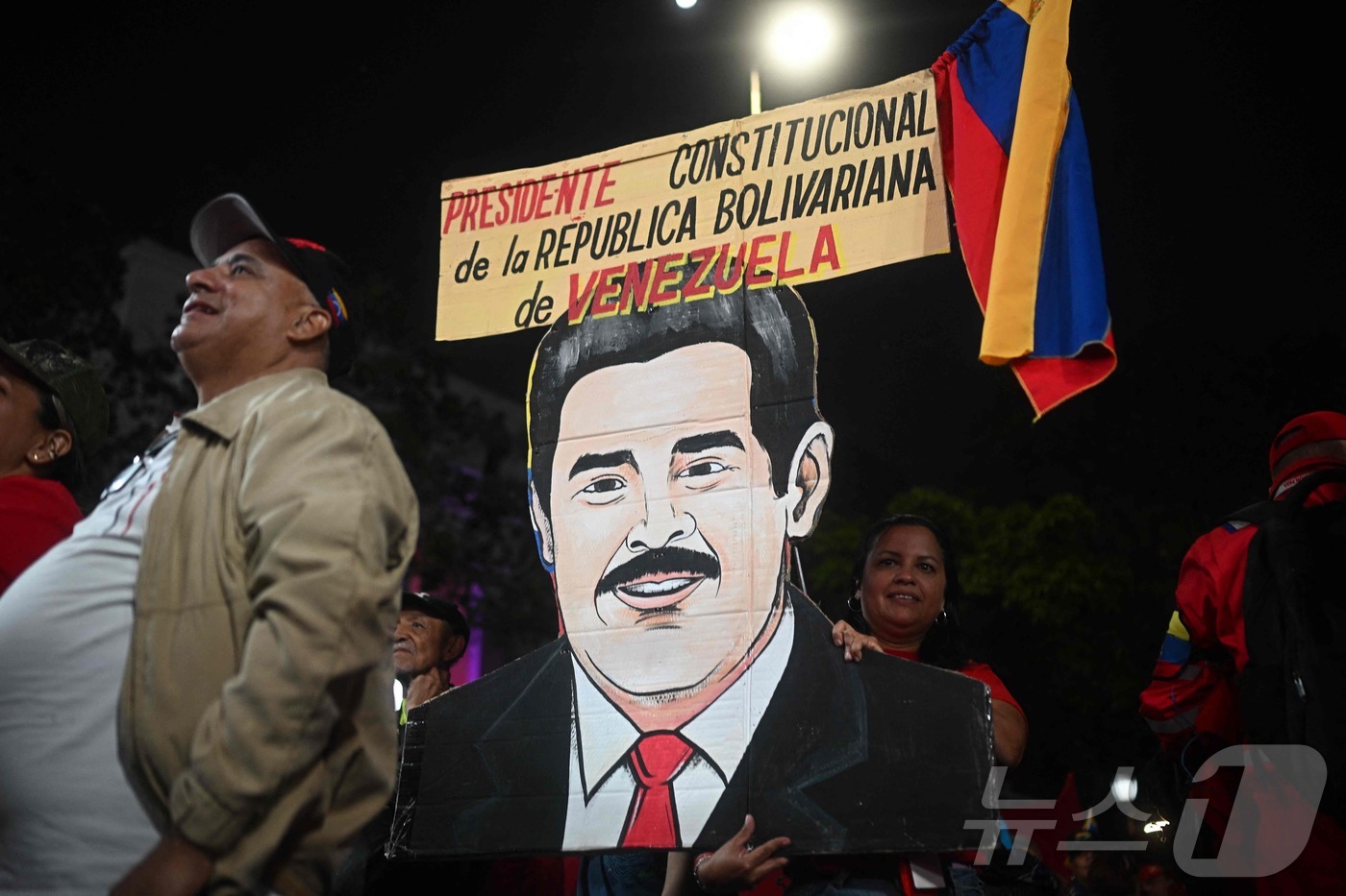 (카라카스 AFP=뉴스1) 이정환 기자 = 29일(현지시간) 베네수엘라 석유공사 PDVSA의 시위대와 노동자들이 카라카스에서 축출된 니콜라스 마두로 대통령의 사진을 들고 탄화수소법 …
