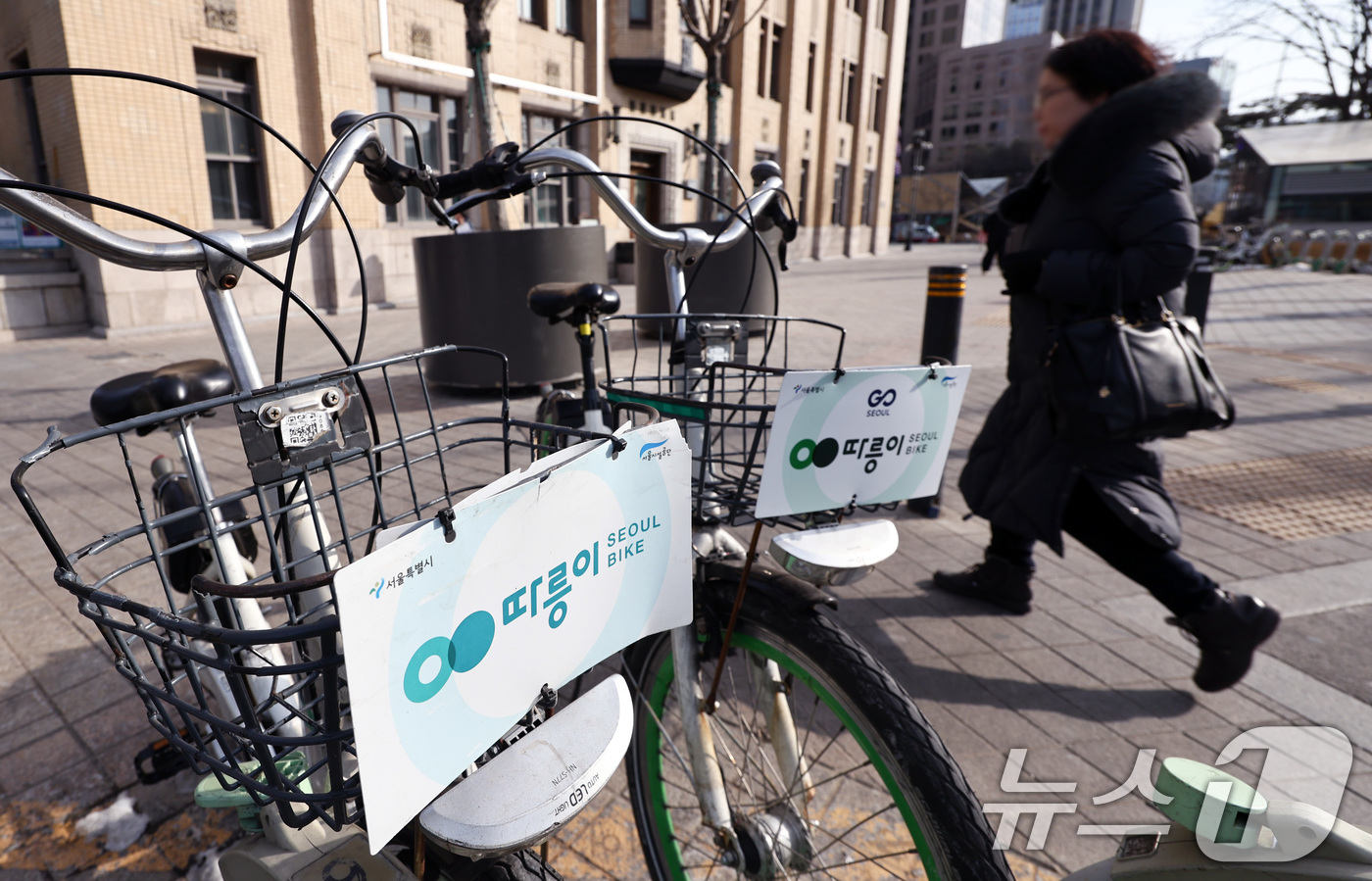 (서울=뉴스1) 최지환 기자 = 30일 오후 서울 시내의 한 따릉이 대여소에 따릉이가 세워져 있다.서울시는 30일 경찰로부터 따릉이 회원정보 유출이 의심된다는 정황이 서울시설공단에 …