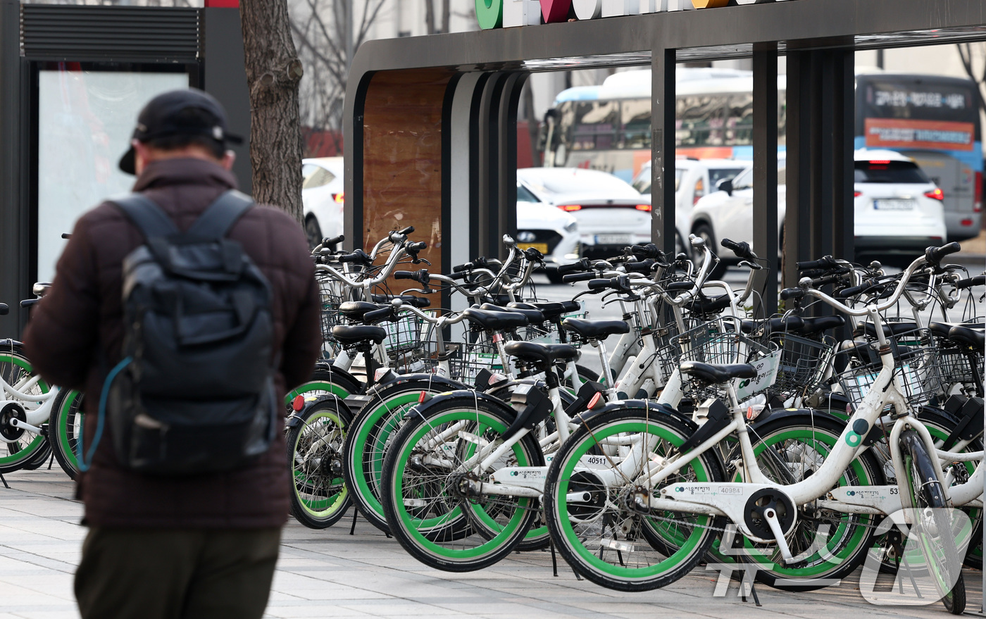 (서울=뉴스1) 최지환 기자 = 30일 오후 서울 시내의 한 따릉이 대여소에 따릉이가 세워져 있다.서울시는 30일 경찰로부터 따릉이 회원정보 유출이 의심된다는 정황이 서울시설공단에 …