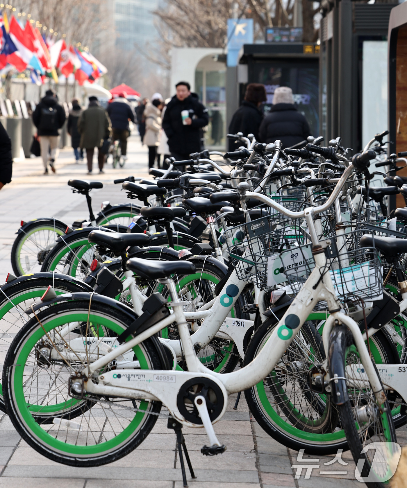 (서울=뉴스1) 최지환 기자 = 30일 오후 서울 시내의 한 따릉이 대여소에 따릉이가 세워져 있다.서울시는 30일 경찰로부터 따릉이 회원정보 유출이 의심된다는 정황이 서울시설공단에 …