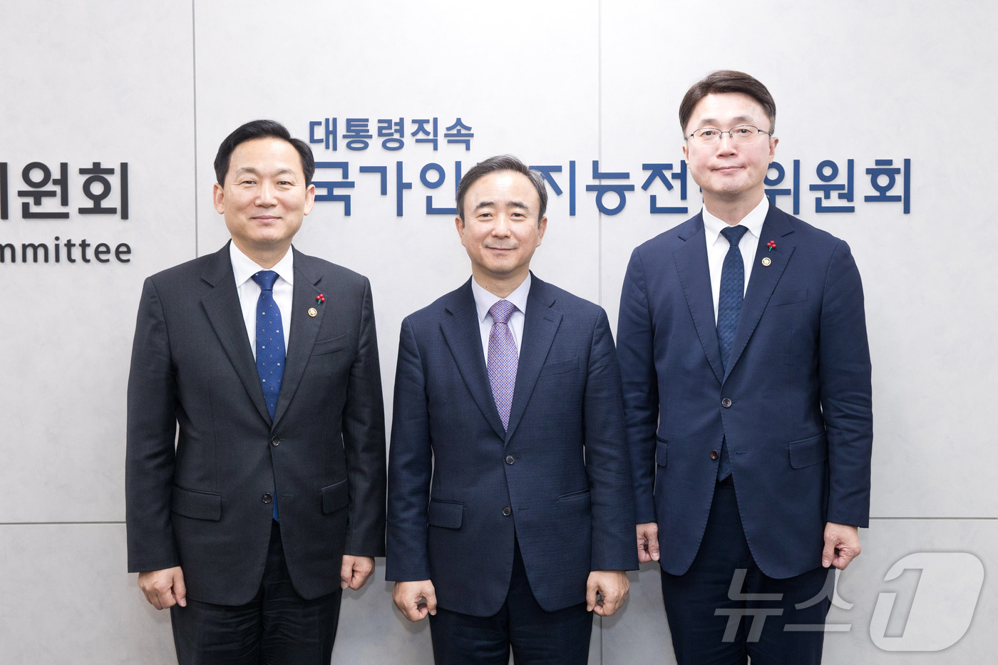 (서울=뉴스1) = 이두희 국방부 차관(왼쪽부터), 임문영 국가인공지능전략위원회 부위원장, 류제명 과학기술정보통신부 제2차관이 30일 오후 서울 중구 서울스퀘어 국가인공지능전략위원 …