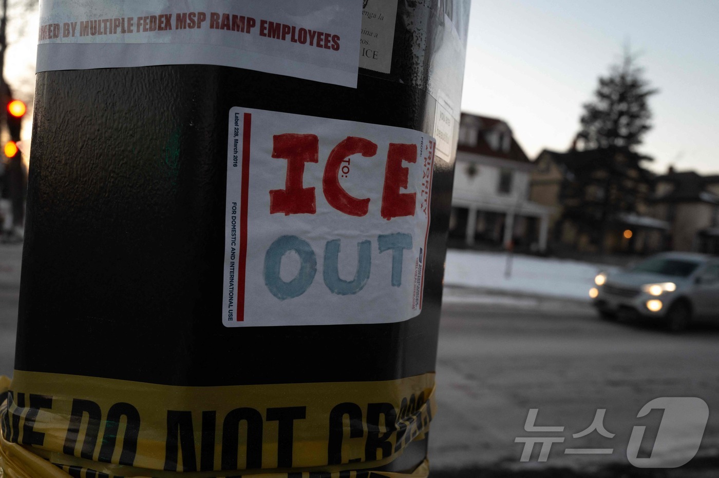 (미니애폴리스 AFP=뉴스1) 김경민 기자 = 29일(현지시간) 미네소타주 미니애폴리스의 전봇대에 반(反) 이민세관단속국(ICE) 메시지가 부착돼 있다. 2026.1.29ⓒ AFP …