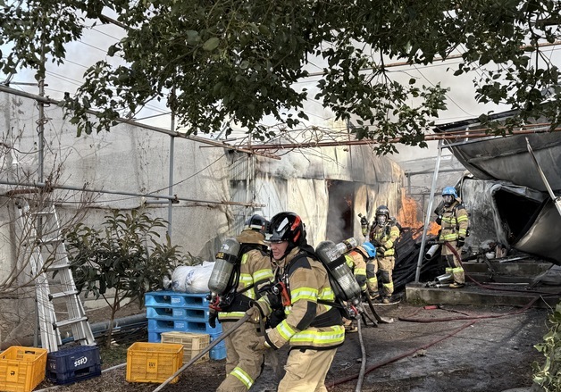 제주 가건물 화재, 두시간째 진화중…연기에 놀란 주민 신고 쇄도