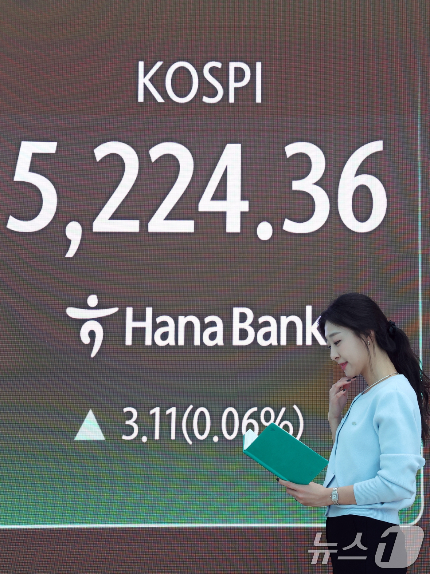 (서울=뉴스1) 김명섭 기자 = 30일 오후 서울 중구 하나은행 딜링룸에 증시 종가가 나타나고 있다. 이날 코스피 지수는 사상 최고치로 전 거래일 대비 3.11(0.06%) 상승한 …