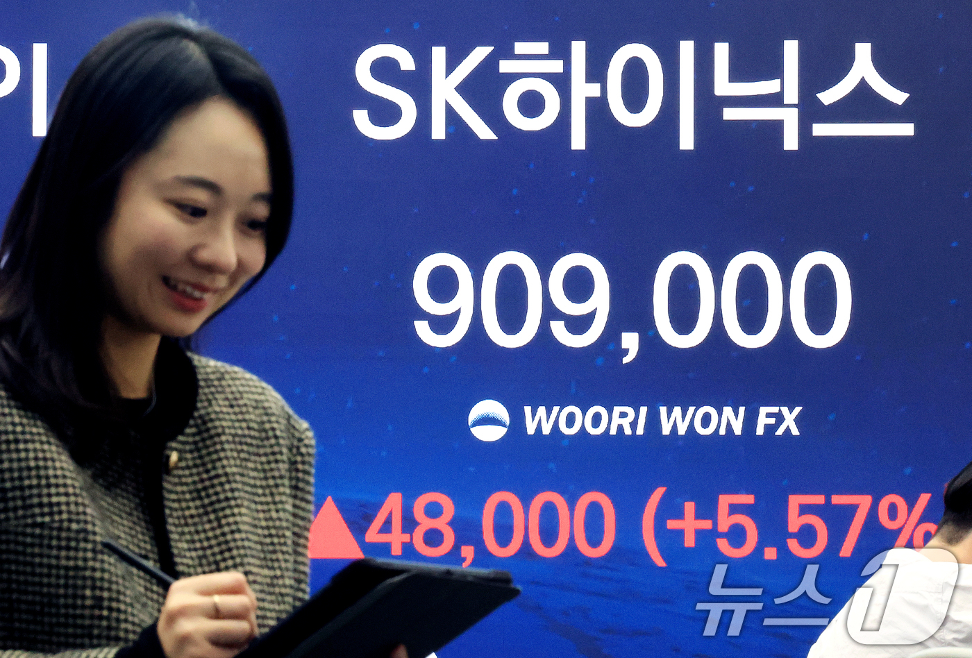 (서울=뉴스1) 이호윤 기자 = 30일 서울 중구 우리은행 본점 딜링룸 전광판에 SK하이닉스 종가가 표시되고 있다. 이날 SK하이닉스는 48,000원(5.57%) 상승한 909,0 …