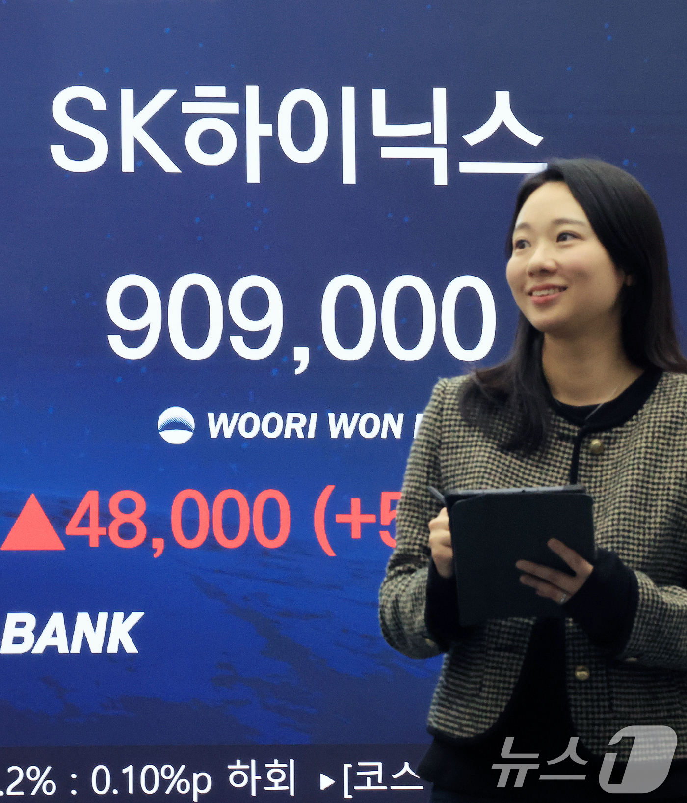 (서울=뉴스1) 이호윤 기자 = 30일 서울 중구 우리은행 본점 딜링룸 전광판에 SK하이닉스 종가가 표시되고 있다. 이날 SK하이닉스는 48,000원(5.57%) 상승한 909,0 …