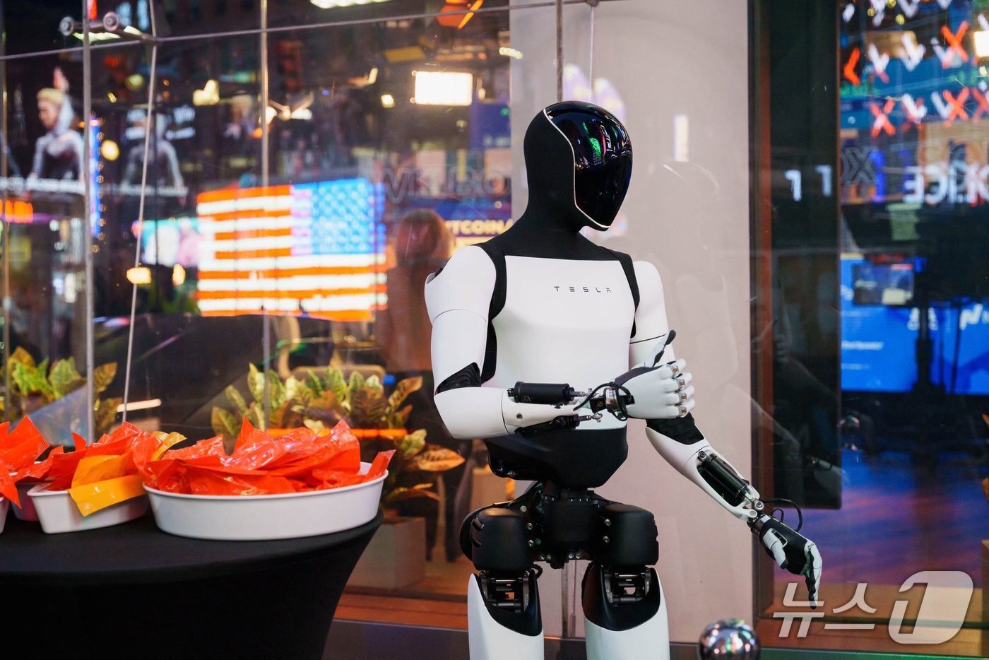 본문 이미지 - 테슬라의 휴머노이드 로봇 '옵티머스' 모습.(테슬라 X 갈무리) 