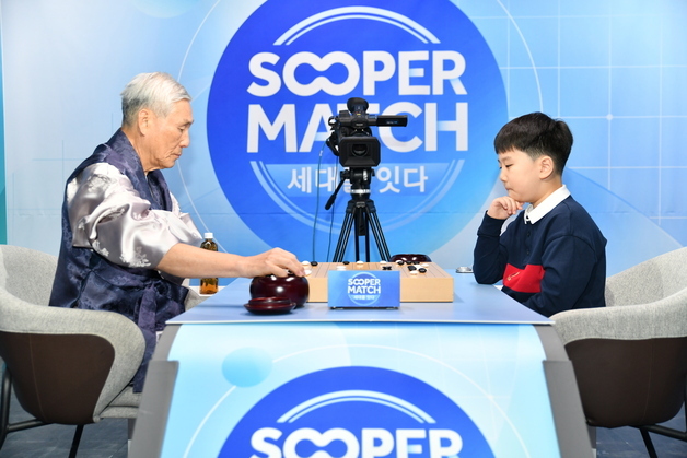 '바둑 황제' 조훈현, '9살 신동' 유하준과 맞대결서 '2집 승'