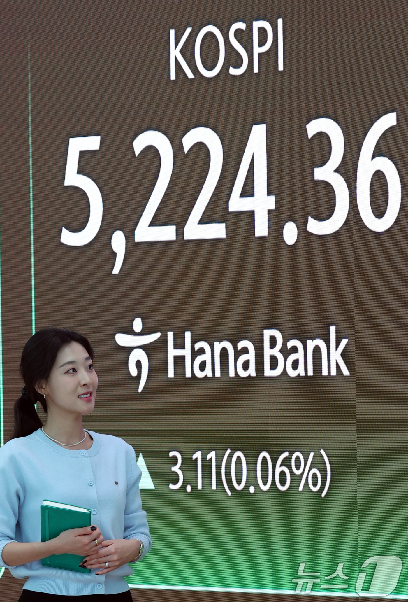 (서울=뉴스1) 김명섭 기자 = 30일 오후 서울 중구 하나은행 딜링룸에 증시 종가가 나타나고 있다. 이날 코스피 지수는 사상 최고치로 전 거래일 대비 3.11(0.06%) 상승한 …