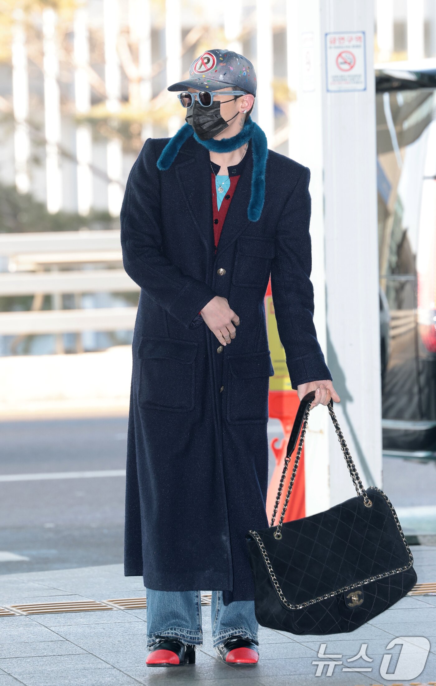 본문 이미지 - 빅뱅 지드래곤이 30일 해외 일정을 위해 인천공항에 도착해 출국장으로 이동하고 있다. ⓒ News1 권현진 기자