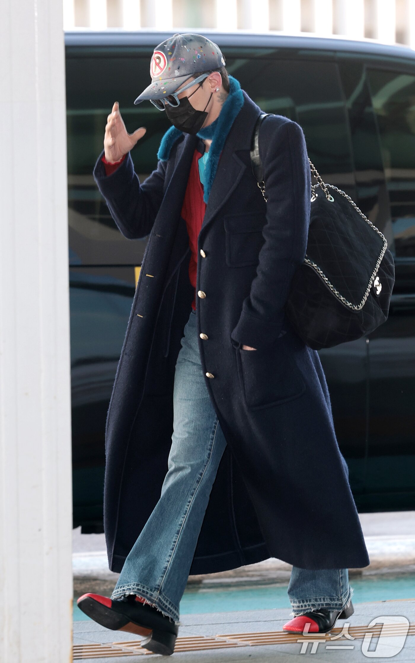 본문 이미지 - 빅뱅 지드래곤이 30일 해외 일정을 위해 인천공항에 도착해 출국장으로 향하고 있다. ⓒ News1 권현진 기자