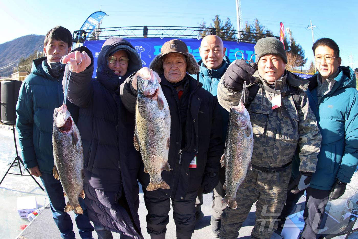 (서울=뉴스1) = 30일 평창 오대천 평창송어축제장에서 평창송어축제 20주년을 기념해 열린 '평창송어얼음낚시대회' 입상자들이 자신이 낚아 올린 대물 송어를 들고 대회 관계자들과 …