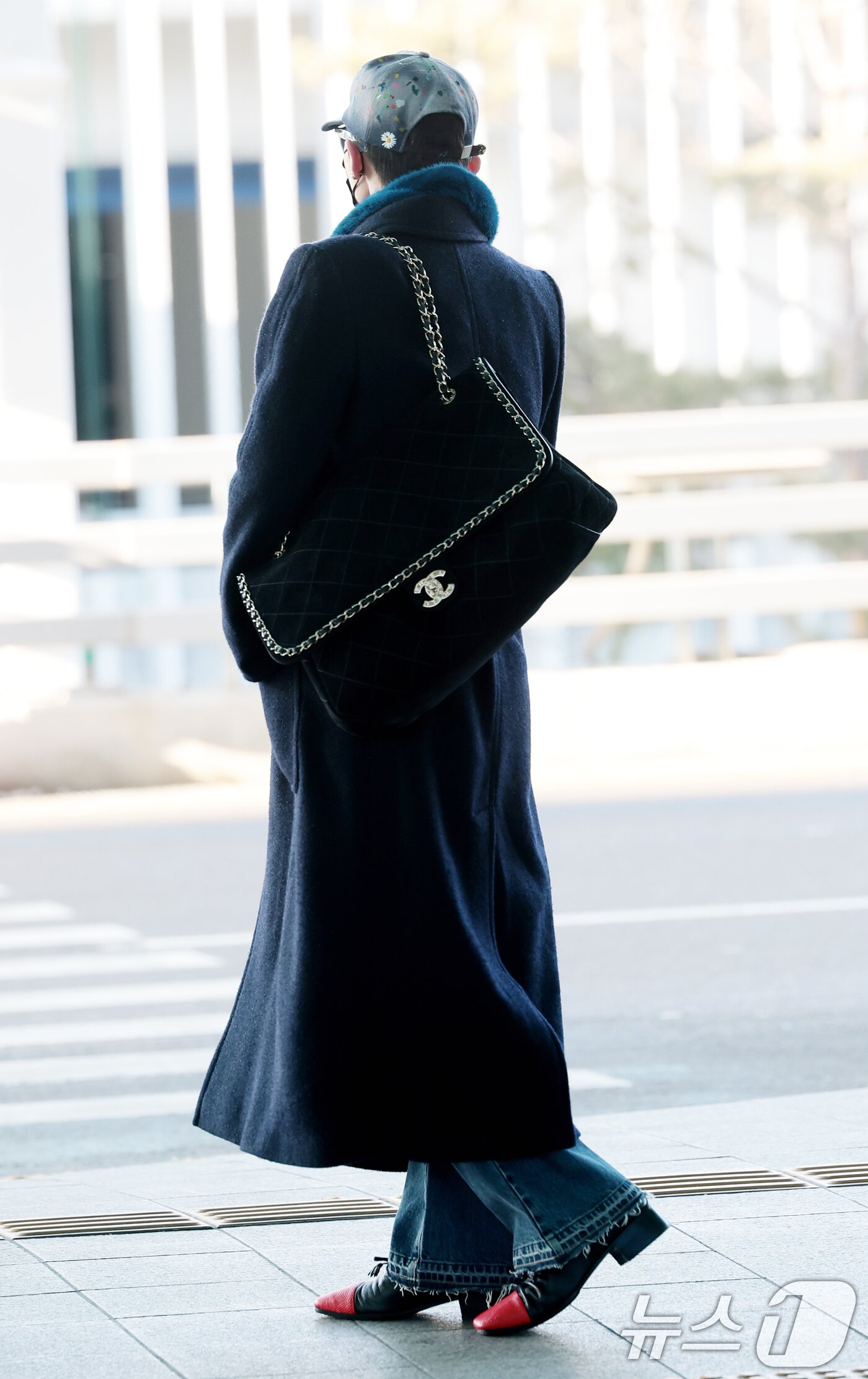 본문 이미지 - 빅뱅 지드래곤이 30일 해외 일정을 위해 인천공항에 도착해 출국장으로 향하고 있다. ⓒ News1 권현진 기자