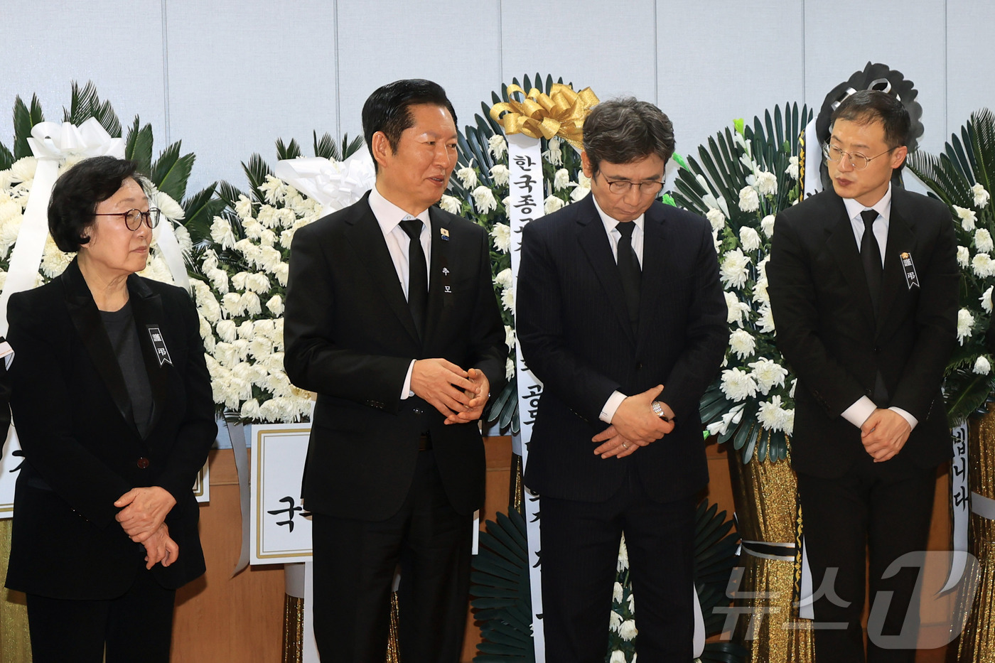 (서울=뉴스1) 사진공동취재단 = 한명숙 전 총리, 정청래 더불어민주당 대표, 유시민 작가, 김상욱 의원이 30일 오후 서울 종로구 서울대학교병원 장례식장에 마련된 故 이해찬 전 …