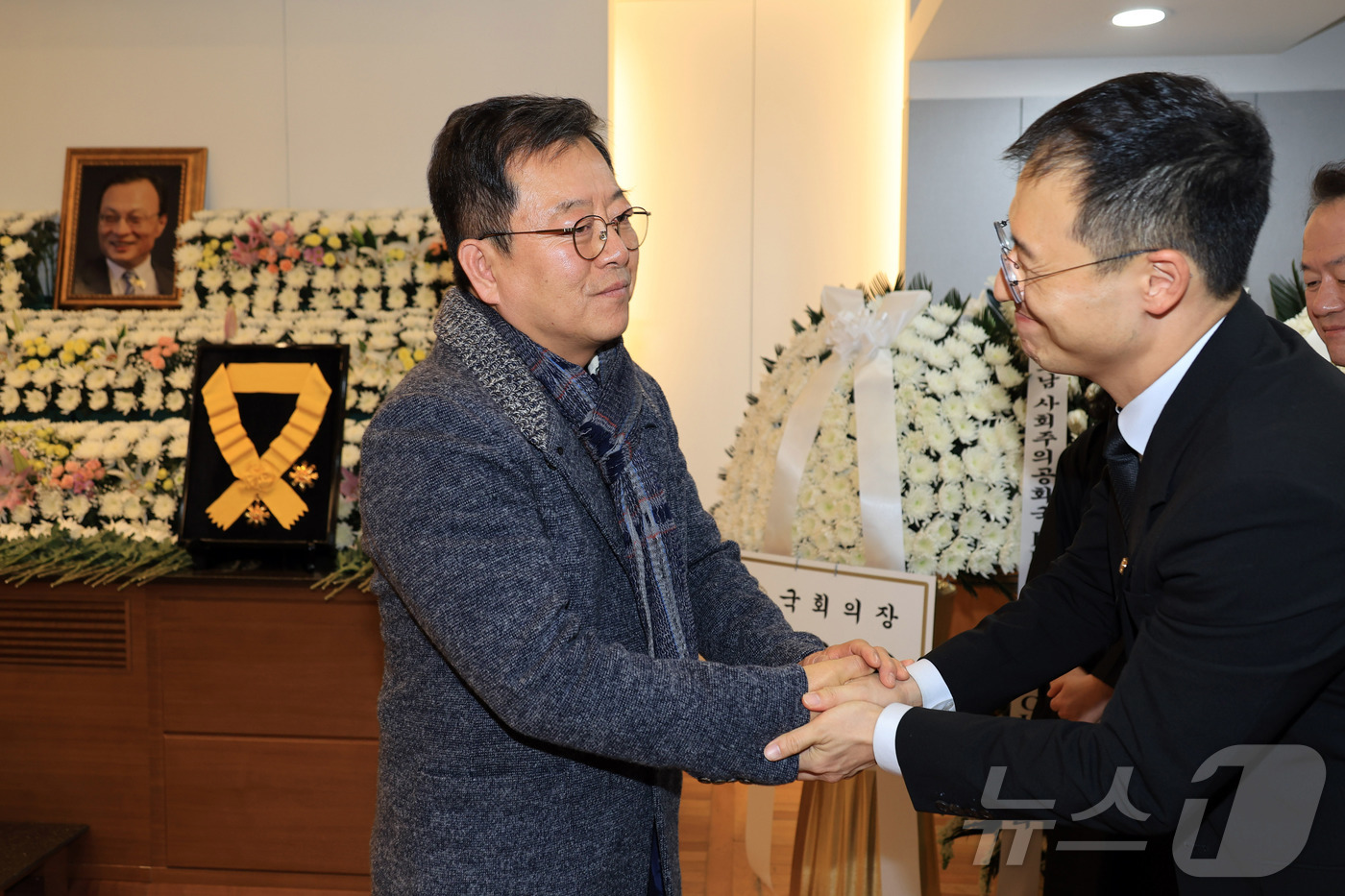 (서울=뉴스1) 사진공동취재단 = 배우 이기영이 30일 오후 서울 종로구 서울대학교병원 장례식장에 마련된 故 이해찬 전 국무총리의 빈소에서 조문을 마치고 더불어민주당 김상욱 의원과 …