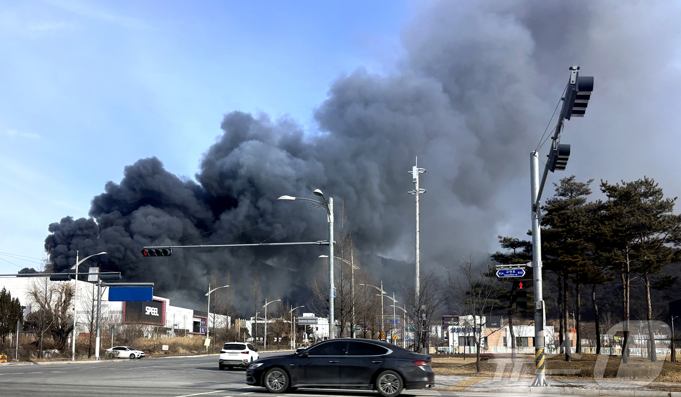 (충북=뉴스1) 윤원진 기자 = 30일 오후 충북 음성군 맹동면 두성리의 한 소재 공장에서 화재가 발생했다. (충북소방본부 제공. 재판매 및 DB 금지) 2026.1.30/뉴스1